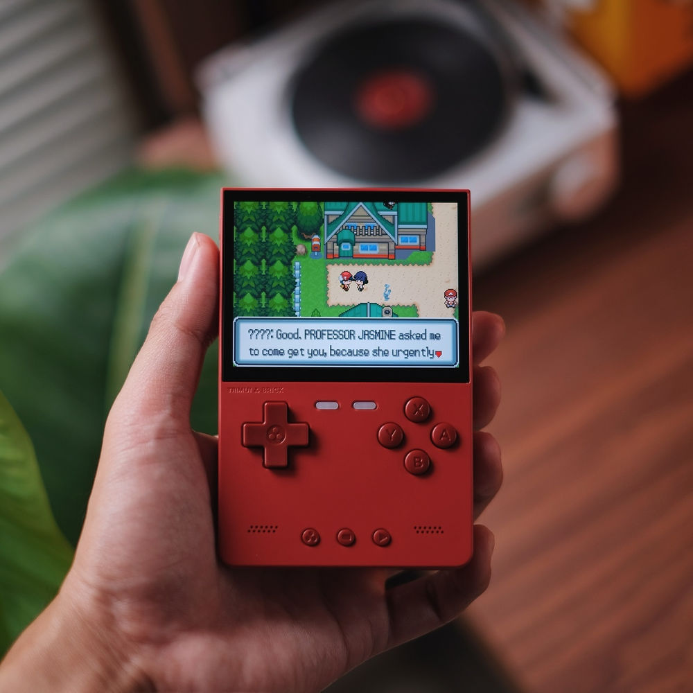 Consola retro portabila TRIMUI Brick 64GB cu jocuri, quad core Cortex-A53 2.0GHz, 1GB RAM, IPS LCD 3.2" 1024x768 4:3, acumulator 3000 mAh, WiFi, Bluetooth, rosu