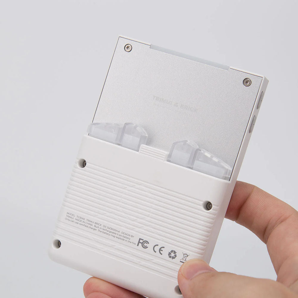 Consola retro portabila TRIMUI Brick 64GB cu jocuri, quad core Cortex-A53 2.0GHz, 1GB RAM, IPS LCD 3.2" 1024x768 4:3, acumulator 3000 mAh, WiFi, Bluetooth, alb