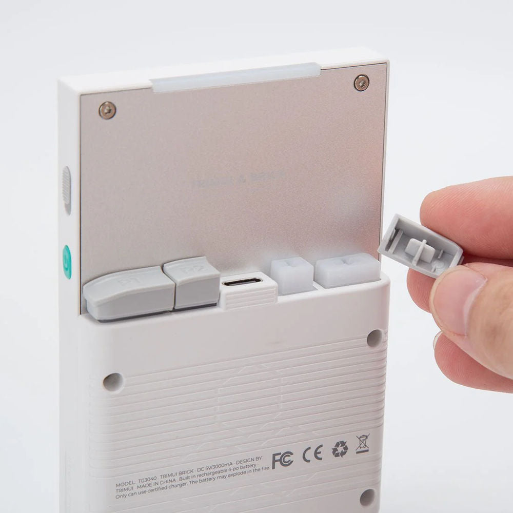 Consola retro portabila TRIMUI Brick 64GB cu jocuri, quad core Cortex-A53 2.0GHz, 1GB RAM, IPS LCD 3.2" 1024x768 4:3, acumulator 3000 mAh, WiFi, Bluetooth, alb