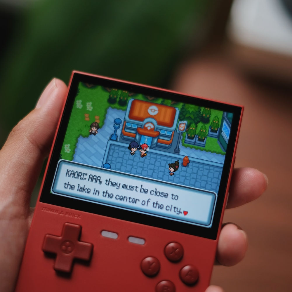 Consola retro portabila TRIMUI Brick 64GB cu jocuri, quad core Cortex-A53 2.0GHz, 1GB RAM, IPS LCD 3.2" 1024x768 4:3, acumulator 3000 mAh, WiFi, Bluetooth, rosu