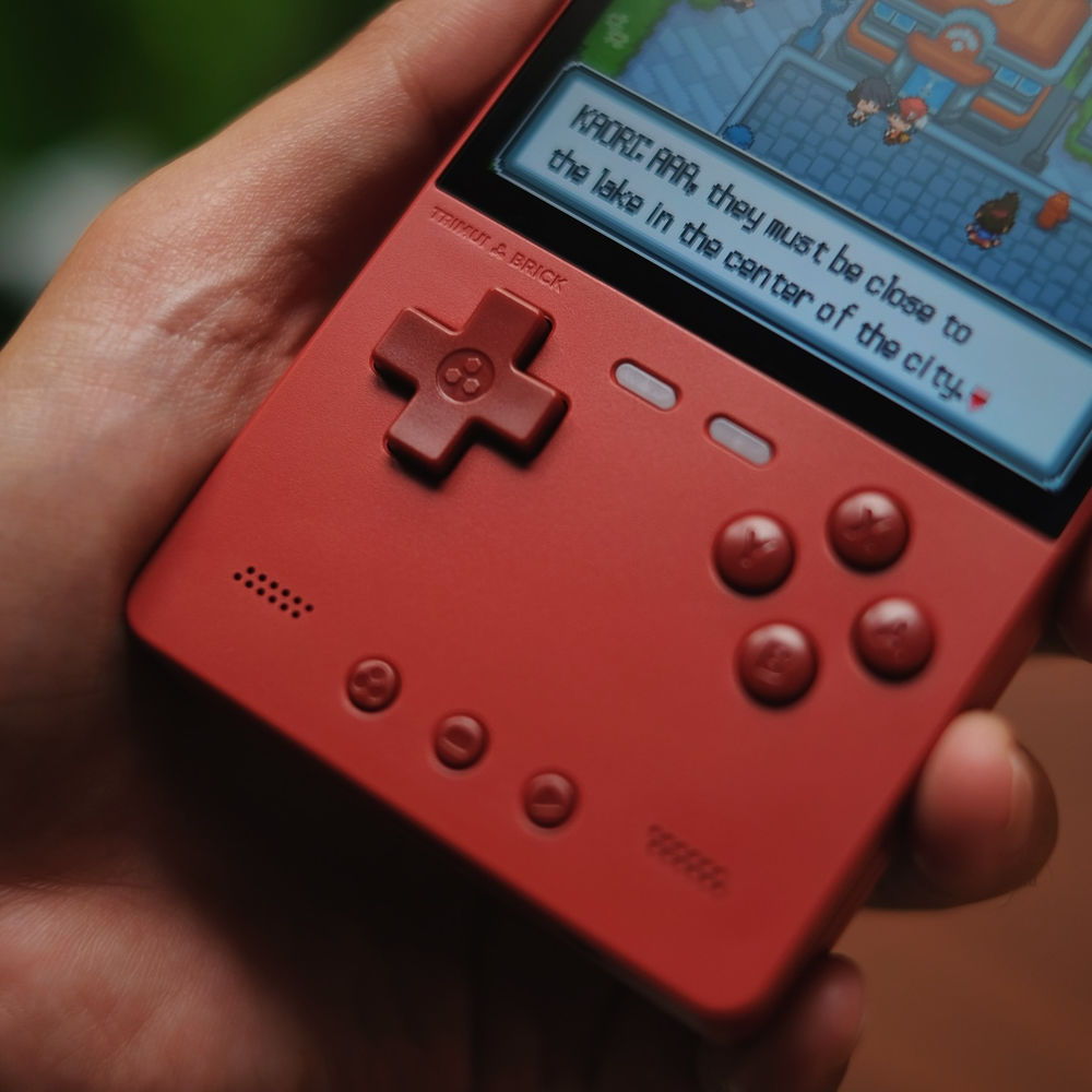 Consola retro portabila TRIMUI Brick 64GB cu jocuri, quad core Cortex-A53 2.0GHz, 1GB RAM, IPS LCD 3.2" 1024x768 4:3, acumulator 3000 mAh, WiFi, Bluetooth, rosu