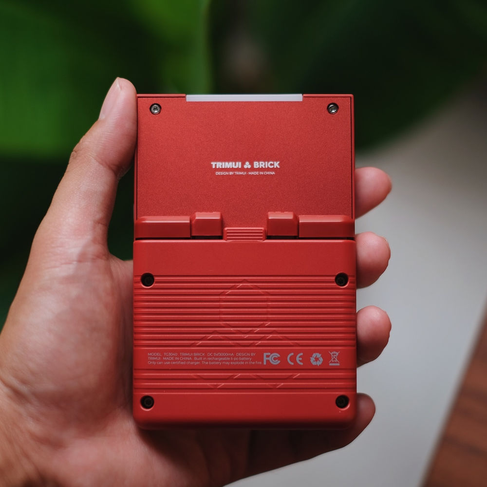 Consola retro portabila TRIMUI Brick 64GB cu jocuri, quad core Cortex-A53 2.0GHz, 1GB RAM, IPS LCD 3.2" 1024x768 4:3, acumulator 3000 mAh, WiFi, Bluetooth, rosu