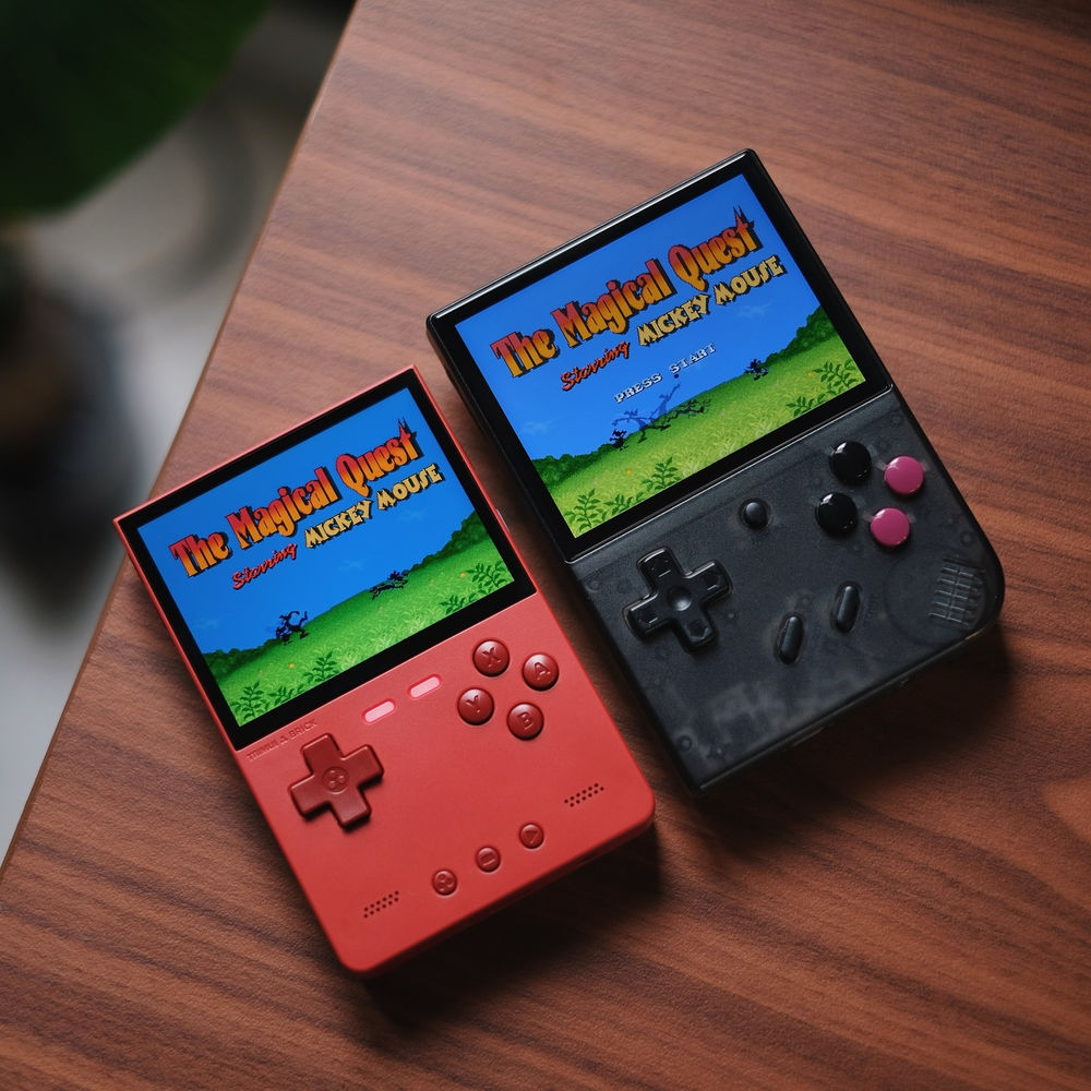 Consola retro portabila TRIMUI Brick 64GB cu jocuri, quad core Cortex-A53 2.0GHz, 1GB RAM, IPS LCD 3.2" 1024x768 4:3, acumulator 3000 mAh, WiFi, Bluetooth, rosu