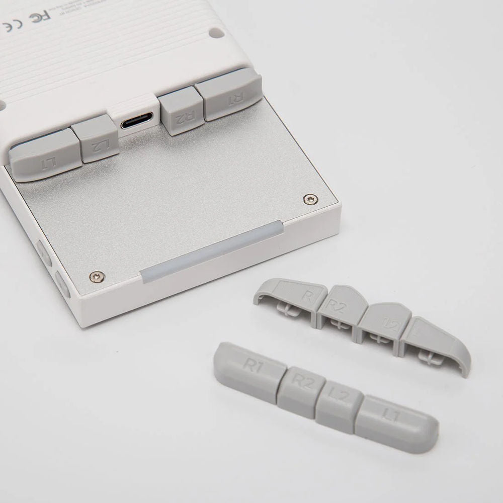 Consola retro portabila TRIMUI Brick 64GB cu jocuri, quad core Cortex-A53 2.0GHz, 1GB RAM, IPS LCD 3.2" 1024x768 4:3, acumulator 3000 mAh, WiFi, Bluetooth, alb