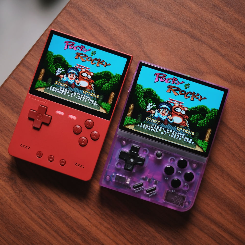 Consola retro portabila TRIMUI Brick 64GB cu jocuri, quad core Cortex-A53 2.0GHz, 1GB RAM, IPS LCD 3.2" 1024x768 4:3, acumulator 3000 mAh, WiFi, Bluetooth, rosu