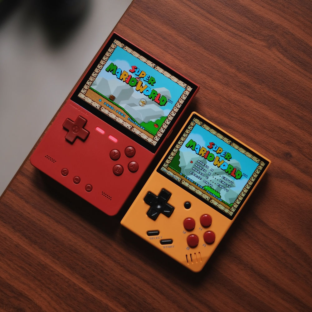 Consola retro portabila TRIMUI Brick 64GB cu jocuri, quad core Cortex-A53 2.0GHz, 1GB RAM, IPS LCD 3.2" 1024x768 4:3, acumulator 3000 mAh, WiFi, Bluetooth, rosu