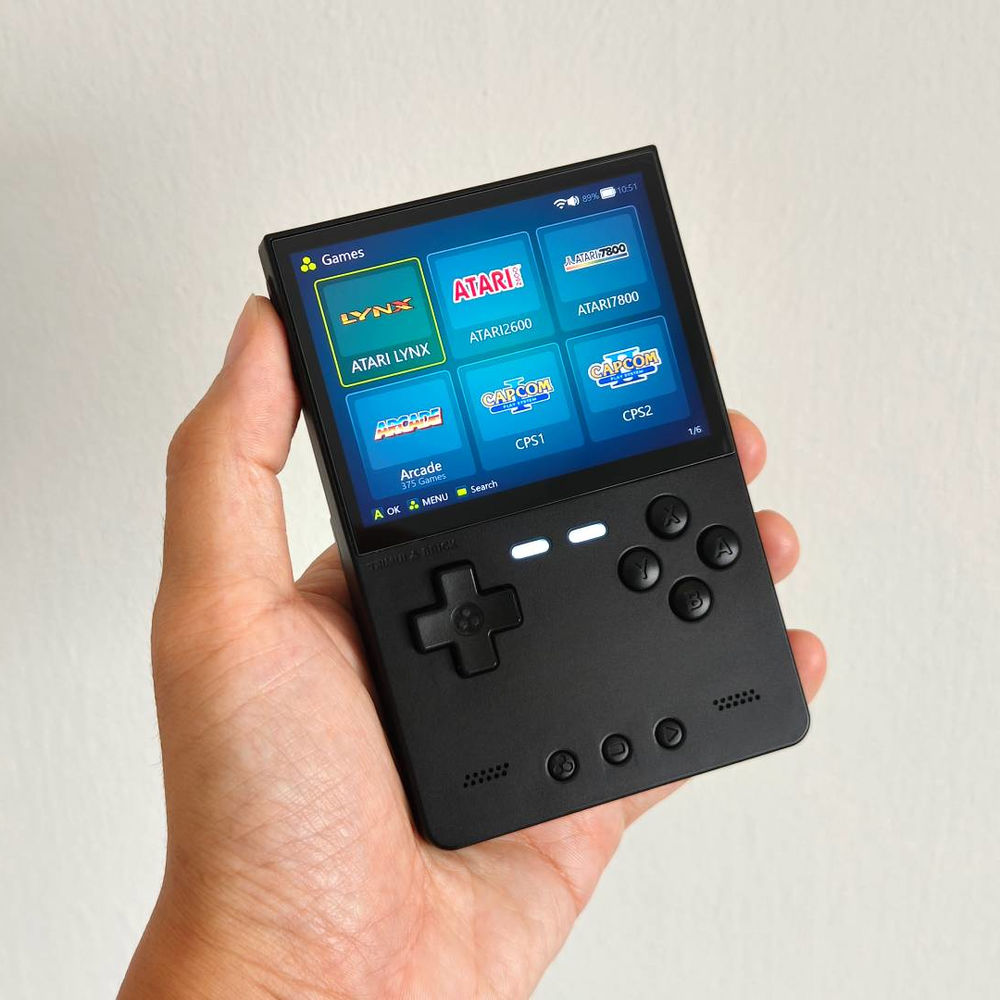 Consola retro portabila TRIMUI Brick 64GB cu jocuri, quad core Cortex-A53 2.0GHz, 1GB RAM, IPS LCD 3.2" 1024x768 4:3, acumulator 3000 mAh, WiFi, Bluetooth, negru