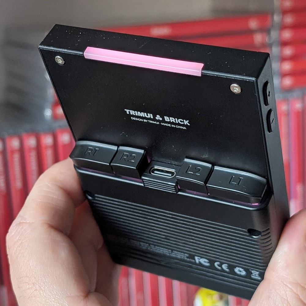 Consola retro portabila TRIMUI Brick 64GB cu jocuri, quad core Cortex-A53 2.0GHz, 1GB RAM, IPS LCD 3.2" 1024x768 4:3, acumulator 3000 mAh, WiFi, Bluetooth, negru