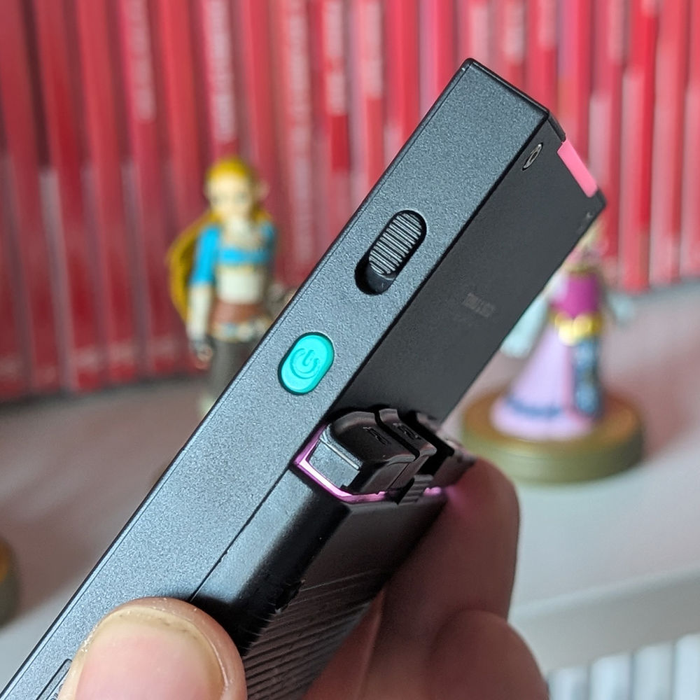 Consola retro portabila TRIMUI Brick 64GB cu jocuri, quad core Cortex-A53 2.0GHz, 1GB RAM, IPS LCD 3.2" 1024x768 4:3, acumulator 3000 mAh, WiFi, Bluetooth, negru