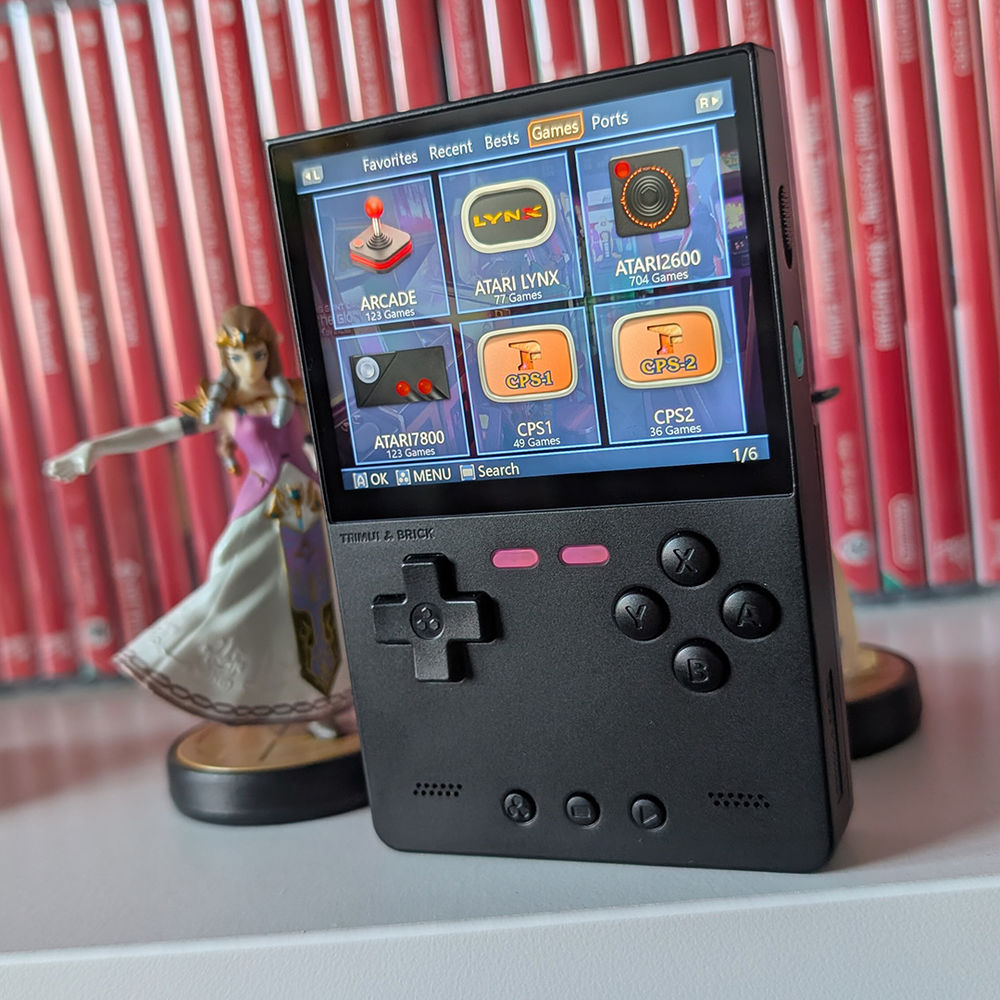 Consola retro portabila TRIMUI Brick 64GB cu jocuri, quad core Cortex-A53 2.0GHz, 1GB RAM, IPS LCD 3.2" 1024x768 4:3, acumulator 3000 mAh, WiFi, Bluetooth, negru