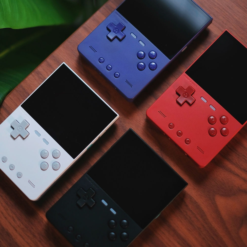 Consola retro portabila TRIMUI Brick 64GB cu jocuri, quad core Cortex-A53 2.0GHz, 1GB RAM, IPS LCD 3.2" 1024x768 4:3, acumulator 3000 mAh, WiFi, Bluetooth, indigo